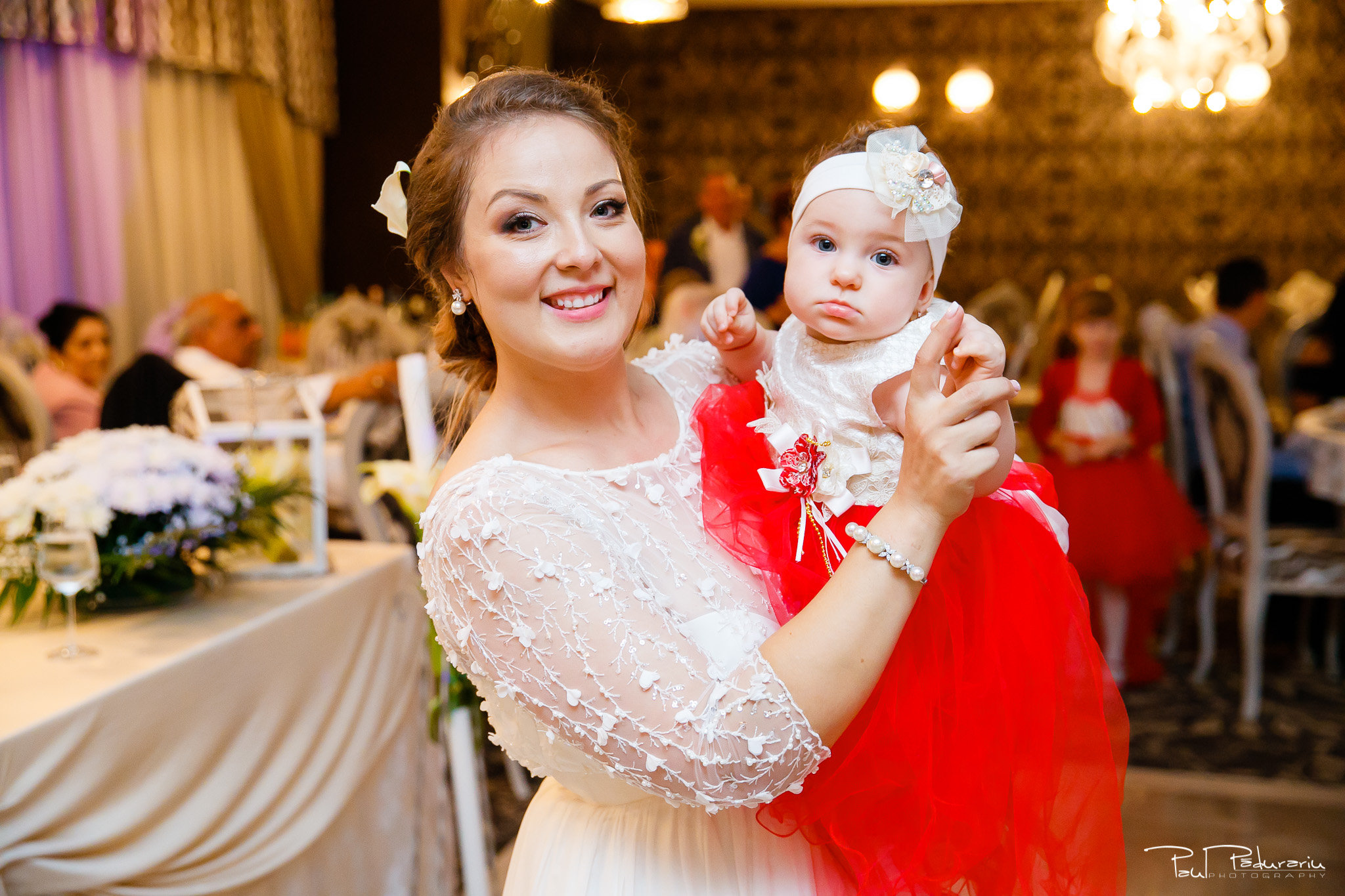 Petrecere la Pleaiada nunta cu tema Paris Ema si Tudor fotograf profesionist de nunta iasi www.paulpadurariu.ro © 2017 Paul Padurariu - mireasa alaturi de invitati