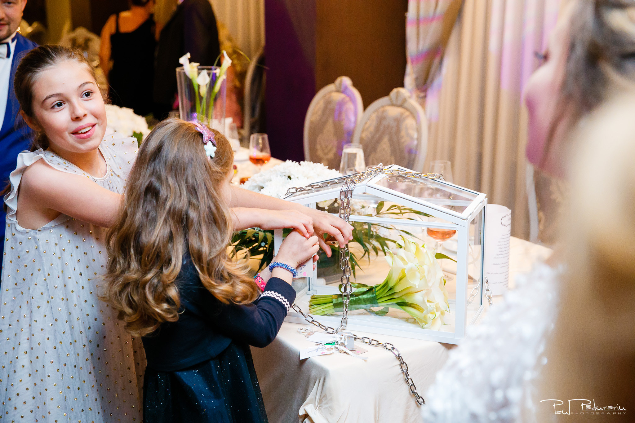 Petrecere la Pleaiada nunta cu tema Paris Ema si Tudor fotograf profesionist de nunta iasi www.paulpadurariu.ro © 2017 Paul Padurariu - furatul buchetului miresei