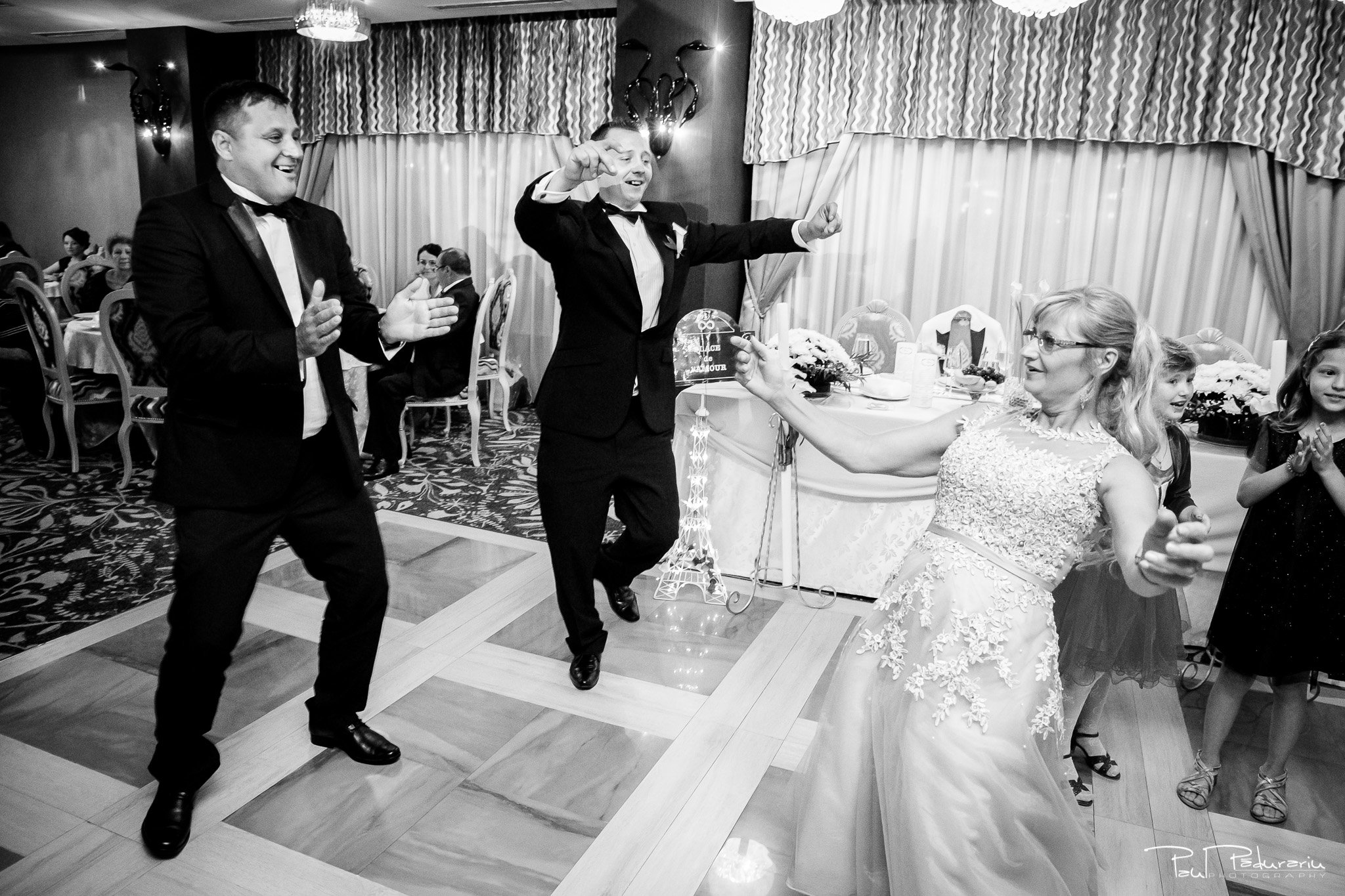 Petrecere la Pleaiada nunta cu tema Paris Ema si Tudor fotograf profesionist de nunta iasi www.paulpadurariu.ro © 2017 Paul Padurariu - petrecere invitati