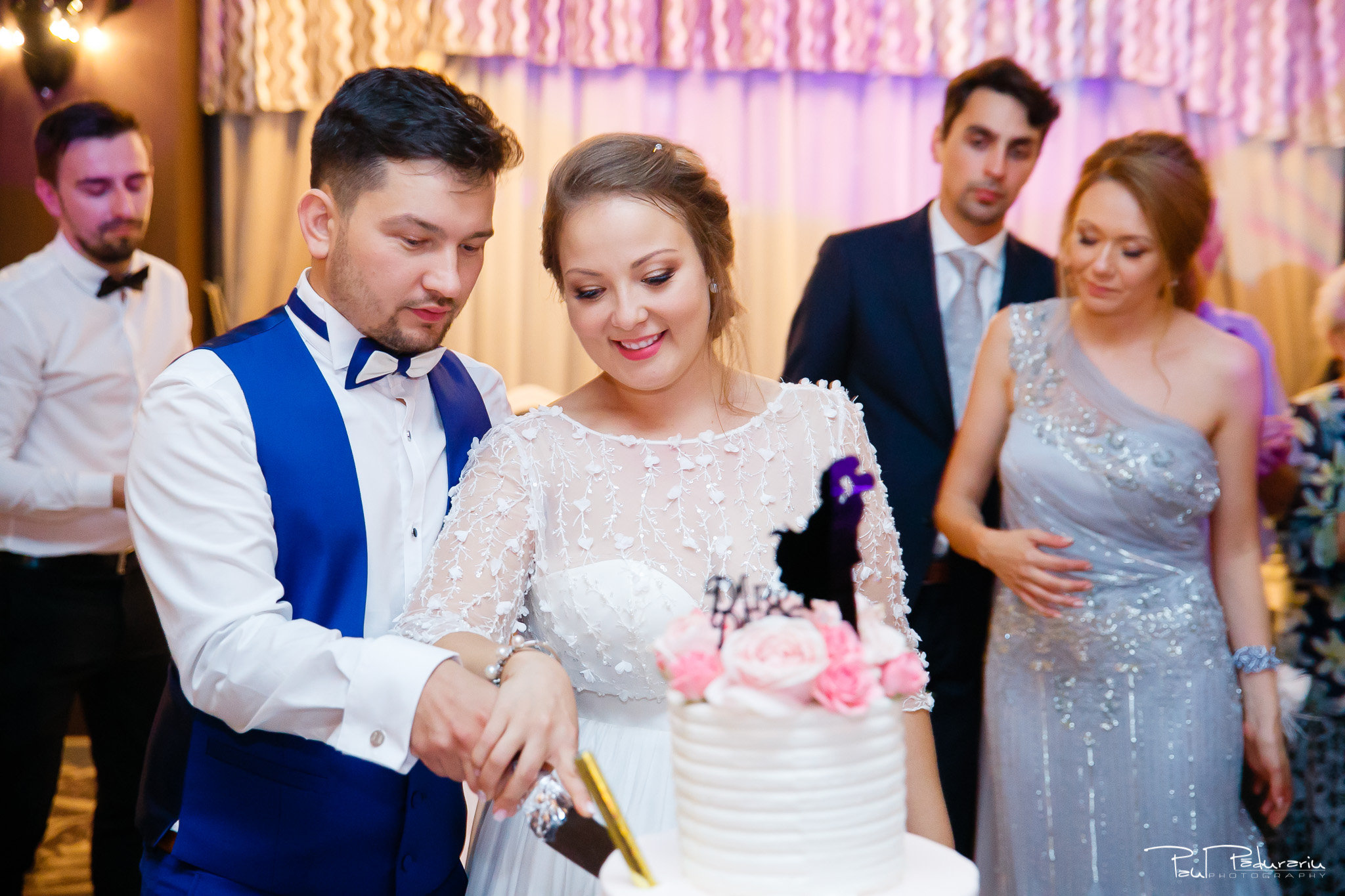 Petrecere la Pleaiada nunta cu tema Paris Ema si Tudor fotograf profesionist de nunta iasi www.paulpadurariu.ro © 2017 Paul Padurariu - moment taiat tort miri - Cofetaria Blanca