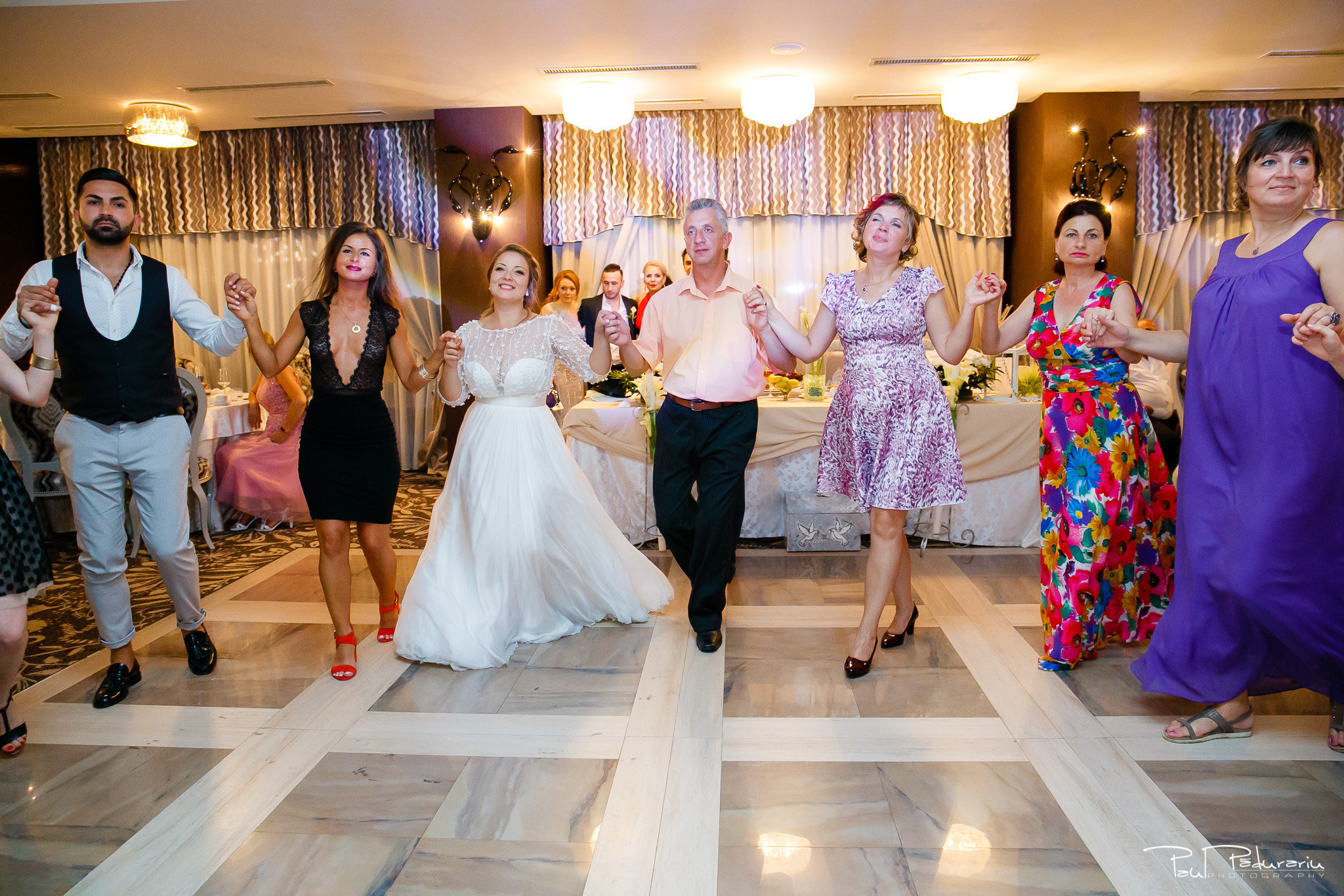 Petrecere la Pleaiada nunta cu tema Paris Ema si Tudor fotograf profesionist de nunta iasi www.paulpadurariu.ro © 2017 Paul Padurariu invitati pe ringul de dans