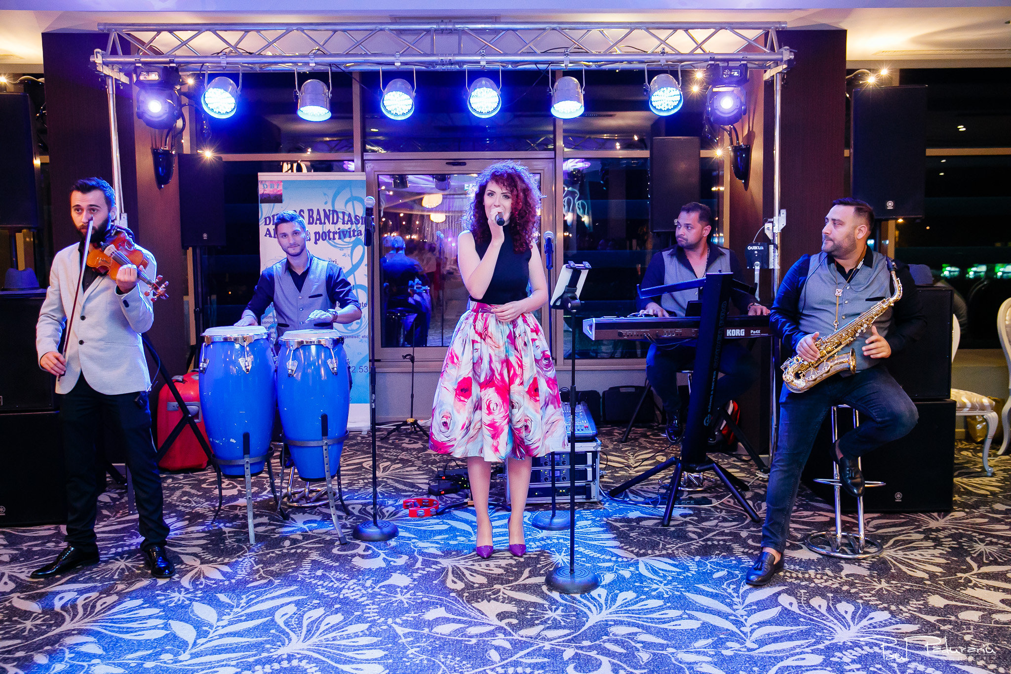 Petrecere la Pleaiada nunta cu tema Paris Ema si Tudor fotograf profesionist de nunta iasi www.paulpadurariu.ro © 2017 Paul Padurariu - Formatia Divers Band