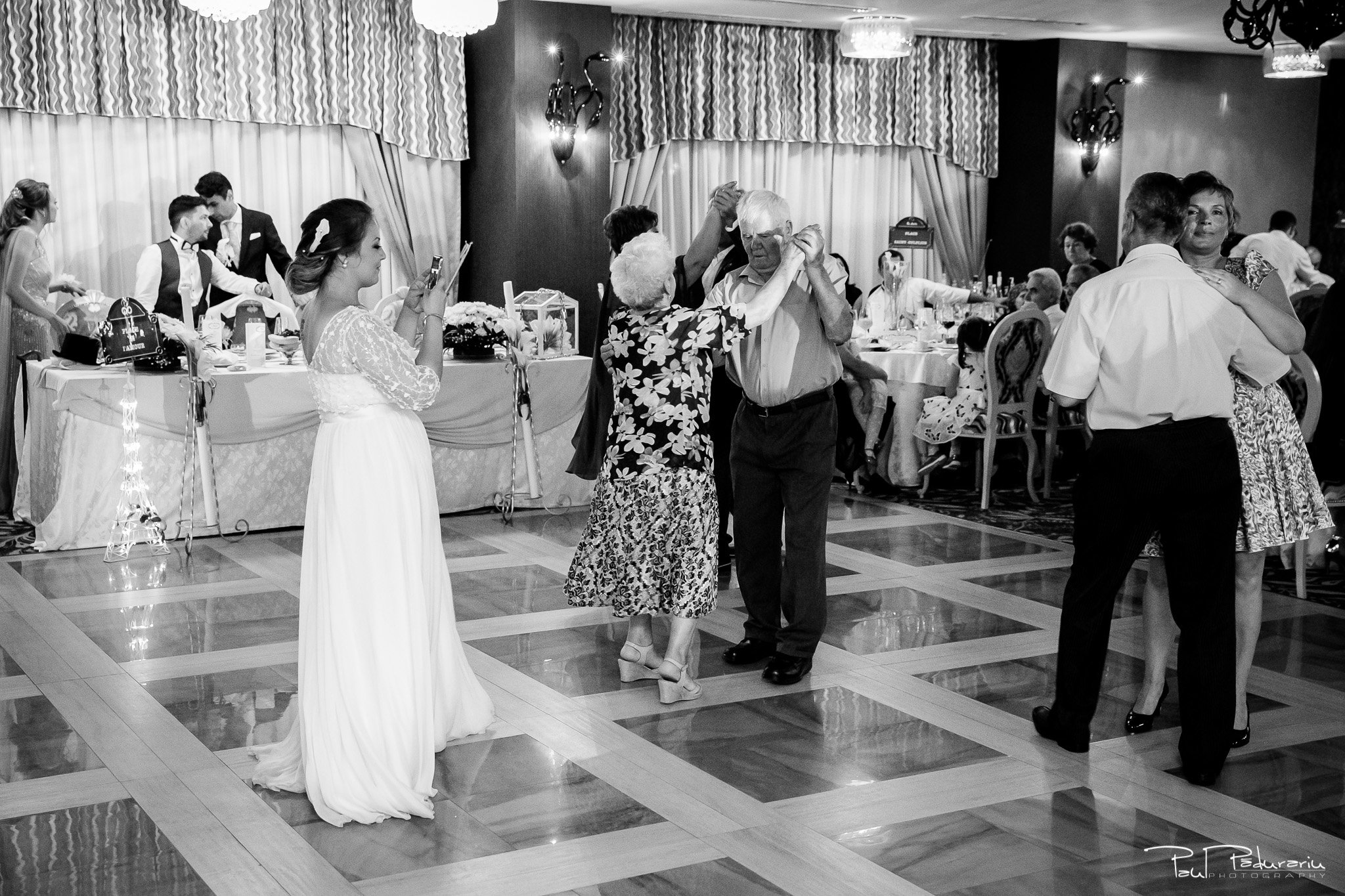 Petrecere la Pleaiada nunta cu tema Paris Ema si Tudor fotograf profesionist de nunta iasi www.paulpadurariu.ro © 2017 Paul Padurariu moment mireasa invitati