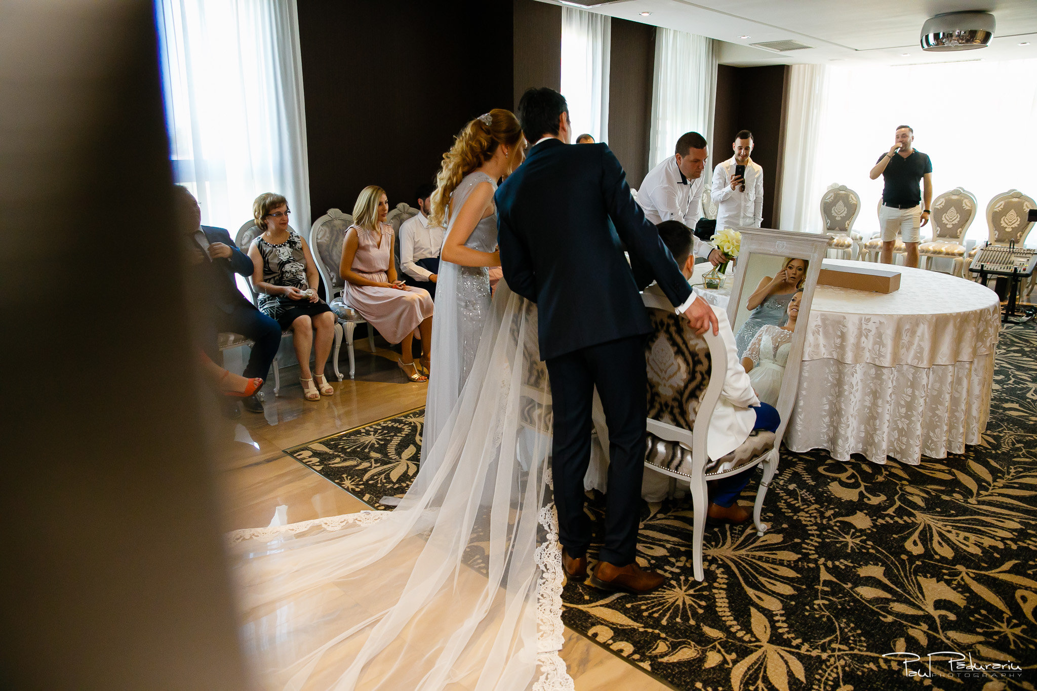 Pregatiri nunta Ema si Tudor fotograf de nunta iasi www.paulpadurariu.ro © 2017 Paul Padurariu - pregatiri mireasa si mire oglinda