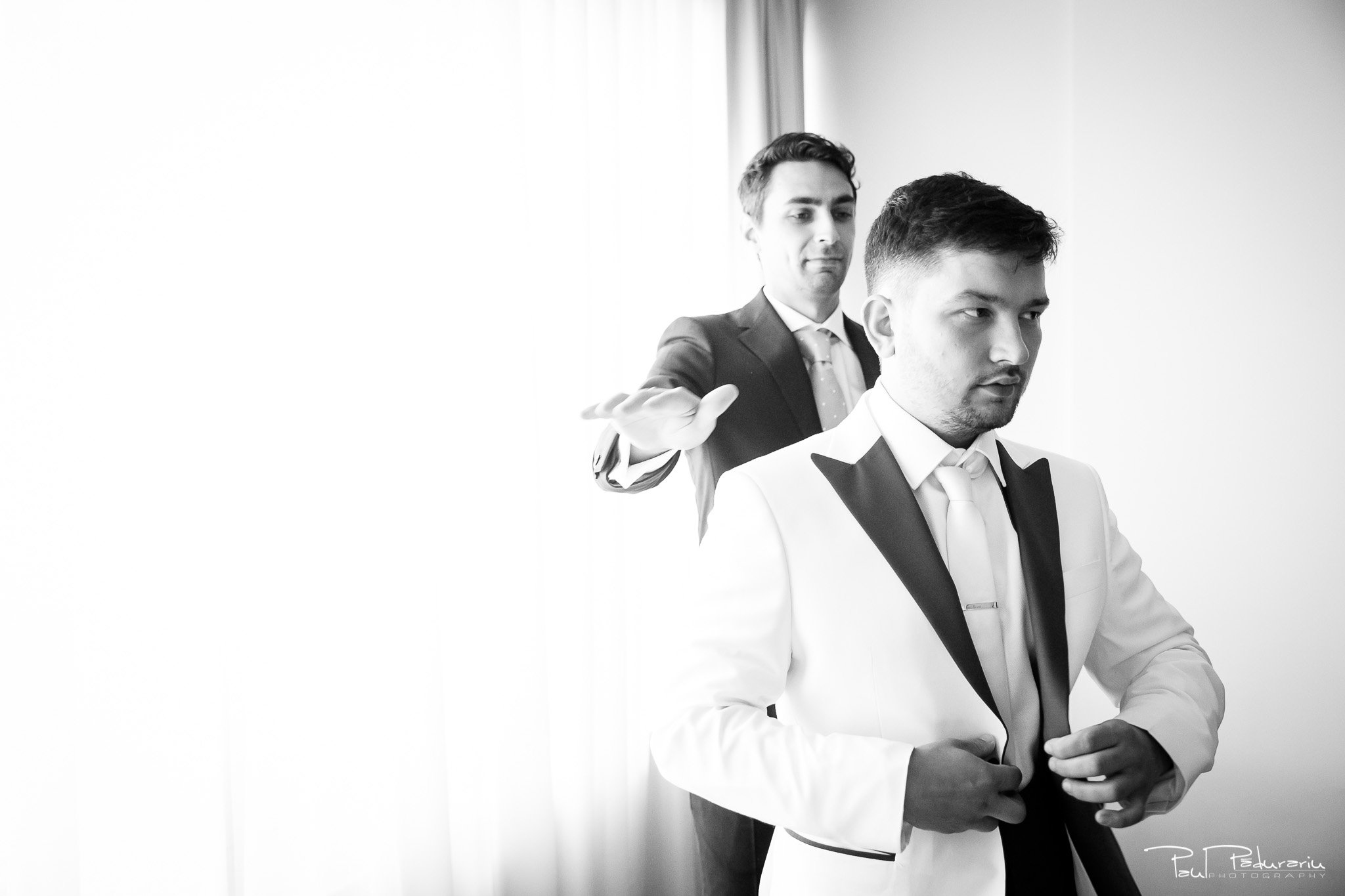Pregatiri nunta Ema si Tudor fotograf de nunta iasi www.paulpadurariu.ro © 2017 Paul Padurariu - imbracat mire de catre nas