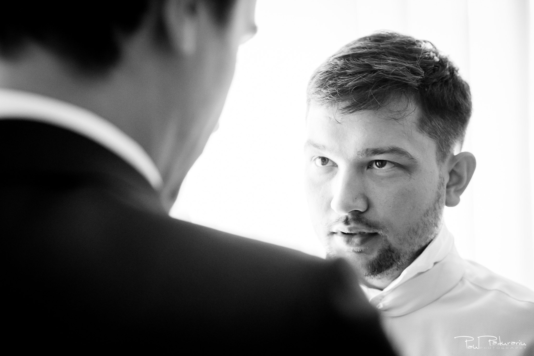 Pregatiri nunta Ema si Tudor fotograf de nunta iasi www.paulpadurariu.ro © 2017 Paul Padurariu - imbracat mire de catre nas - portret mire