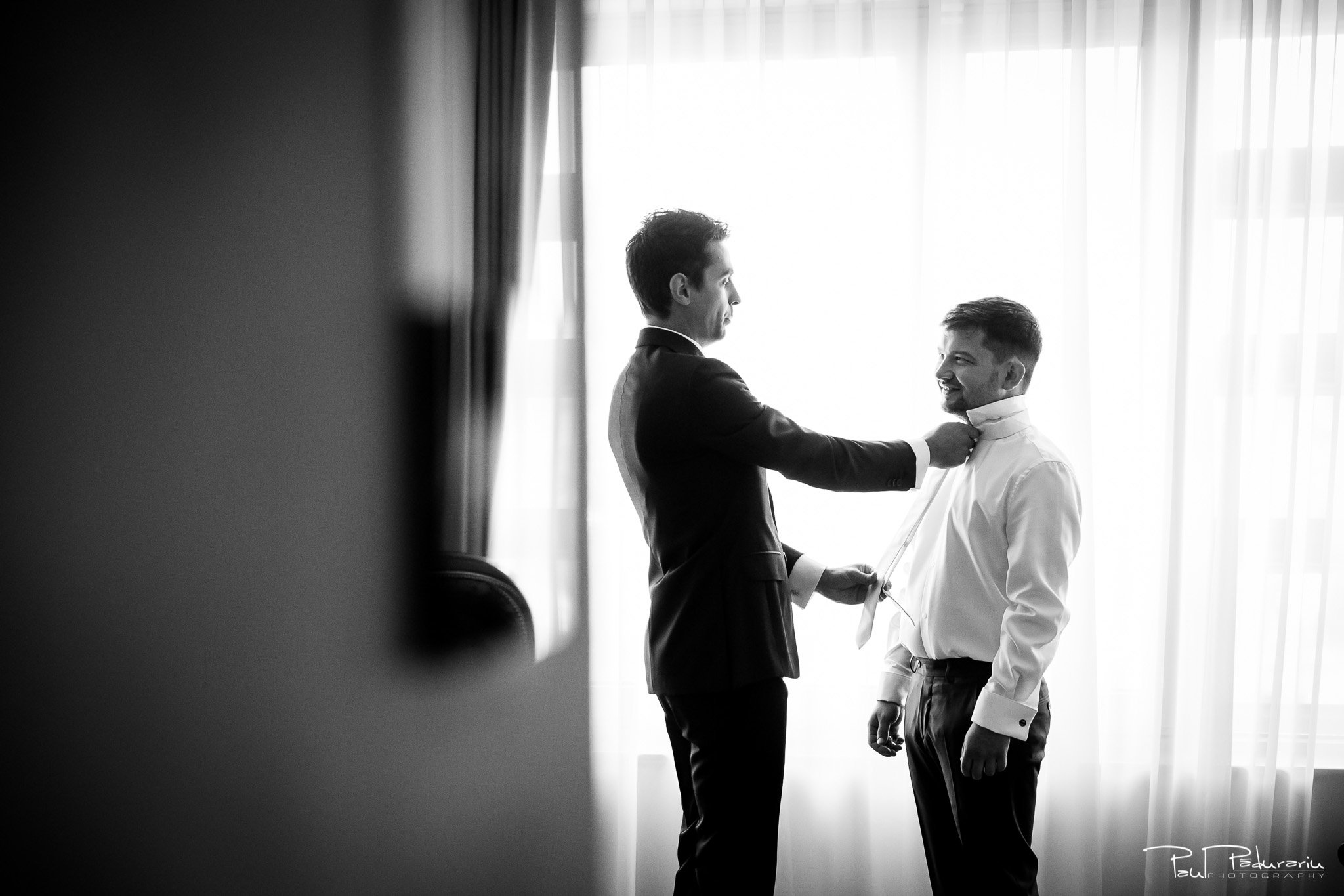 Pregatiri nunta Ema si Tudor fotograf de nunta iasi www.paulpadurariu.ro © 2017 Paul Padurariu - imbracat mire