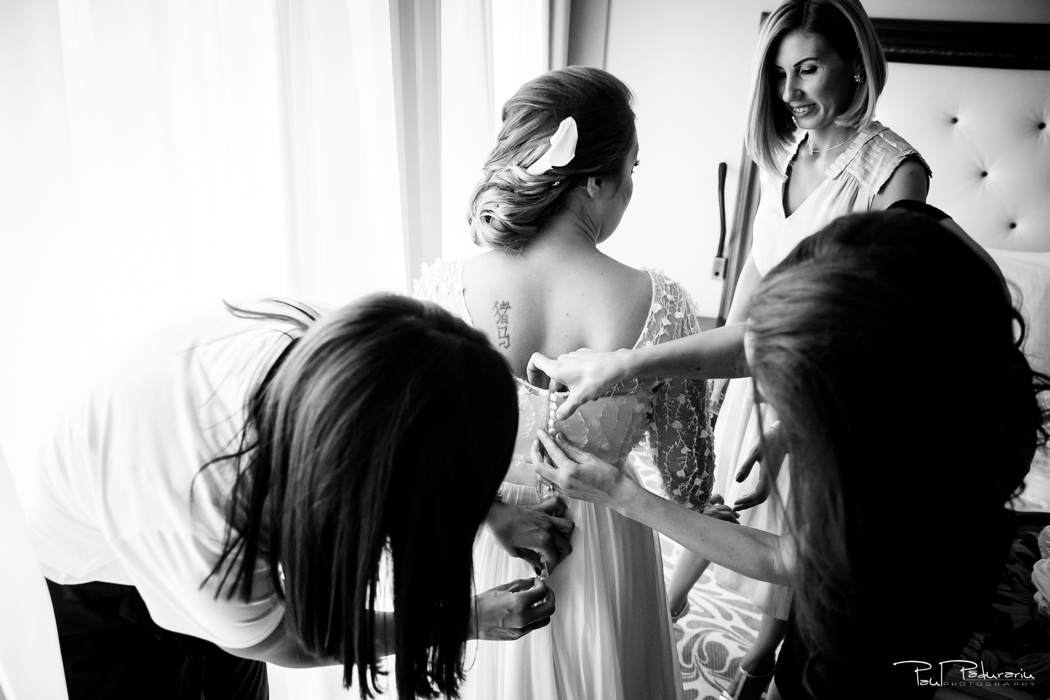 Pregatiri nunta Ema si Tudor fotograf de nunta iasi www.paulpadurariu.ro © 2017 Paul Padurariu - imbracat mireasa