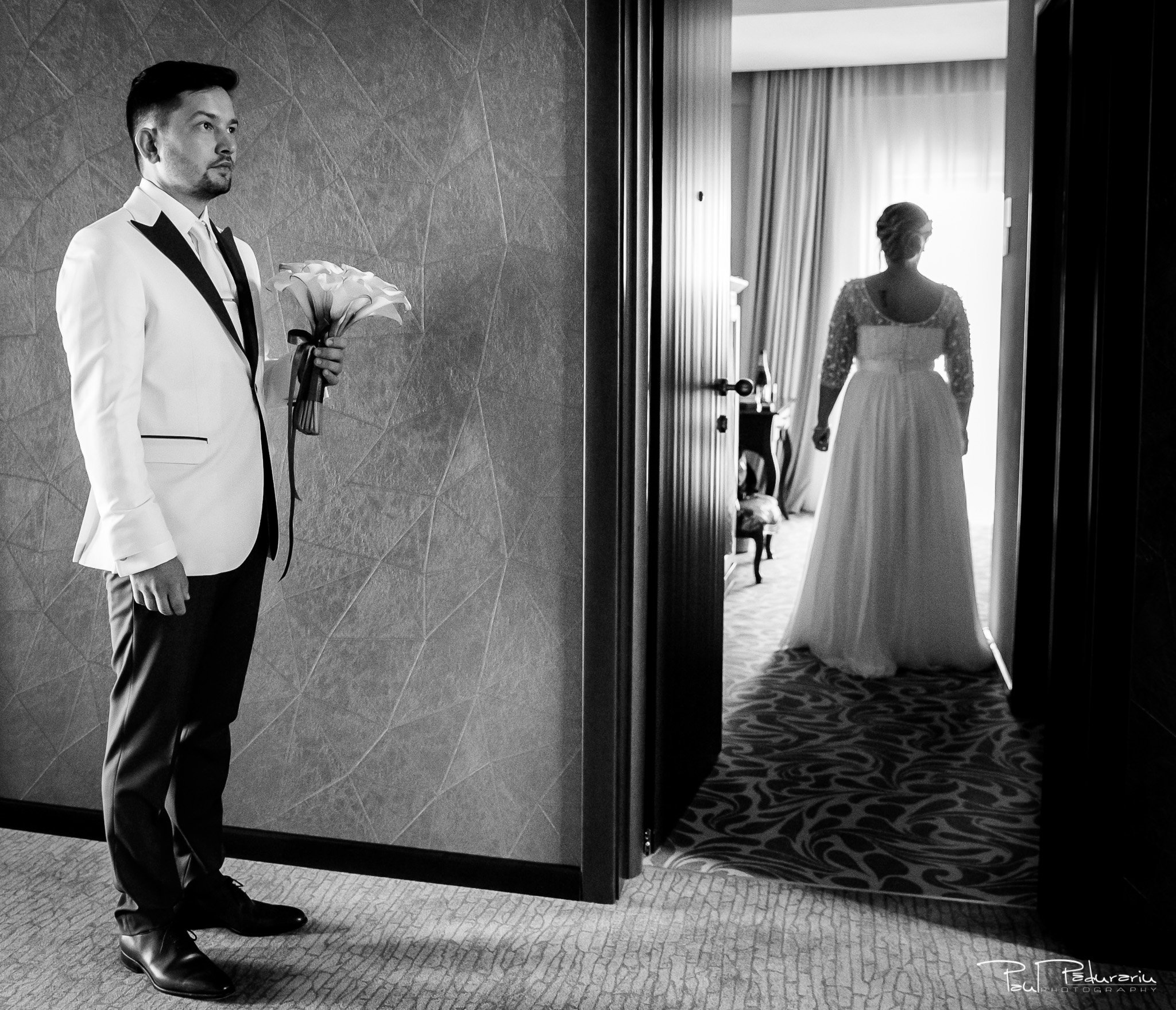 Pregatiri nunta Ema si Tudor fotograf de nunta iasi www.paulpadurariu.ro © 2017 Paul Padurariu - n asteptarea mirelui