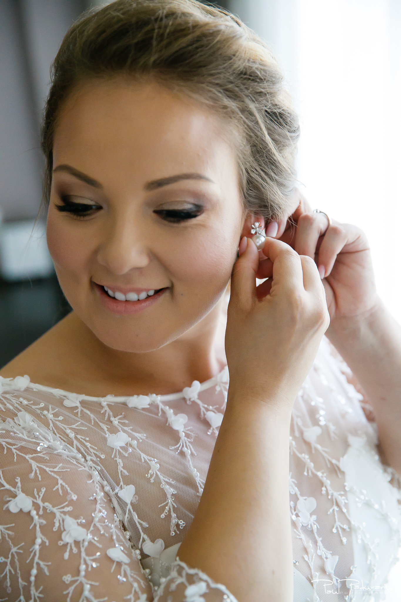 Pregatiri nunta Ema si Tudor fotograf de nunta iasi www.paulpadurariu.ro © 2017 Paul Padurariu - imbracat mireasa pus cercei