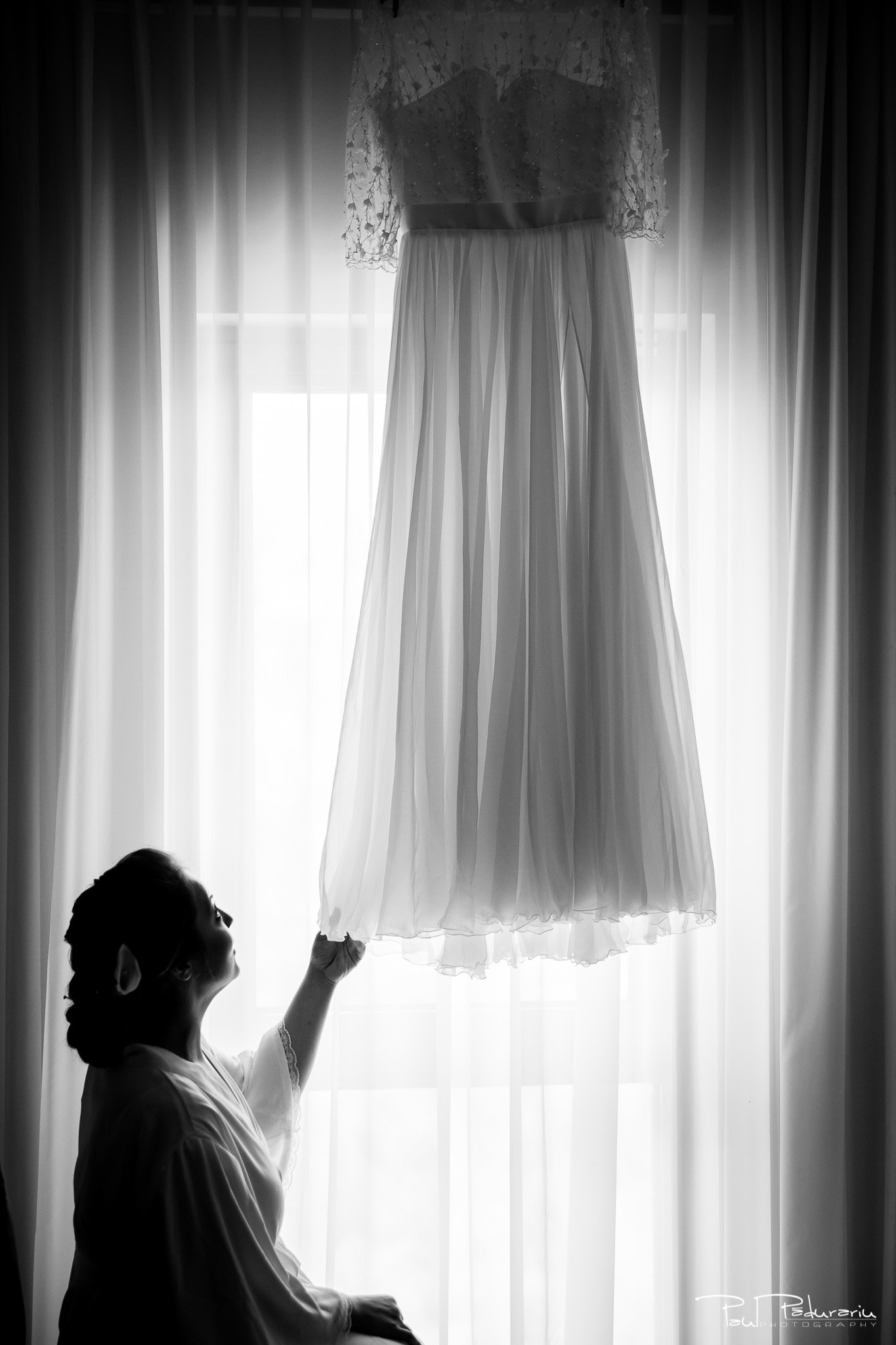 Pregatiri nunta Ema si Tudor fotograf de nunta iasi www.paulpadurariu.ro © 2017 Paul Padurariu - mireasa si rochia