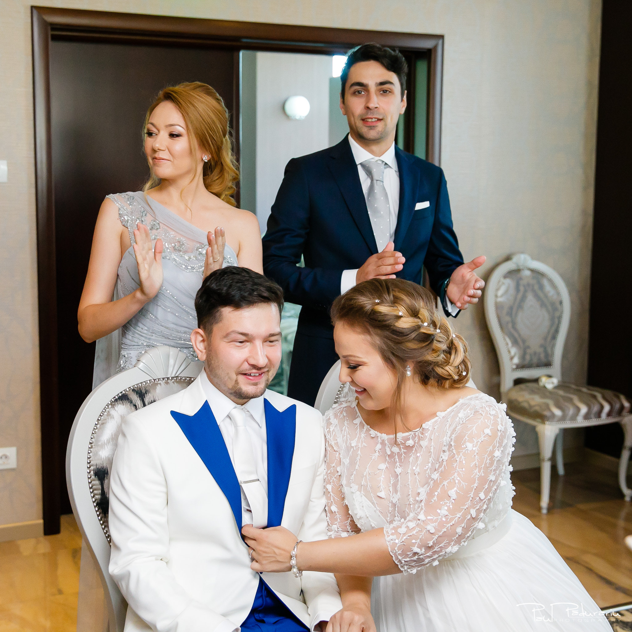 Pregatiri nunta Ema si Tudor fotograf de nunta iasi www.paulpadurariu.ro © 2017 Paul Padurariu - pregatiri mireasa si mire alaturi de nasi