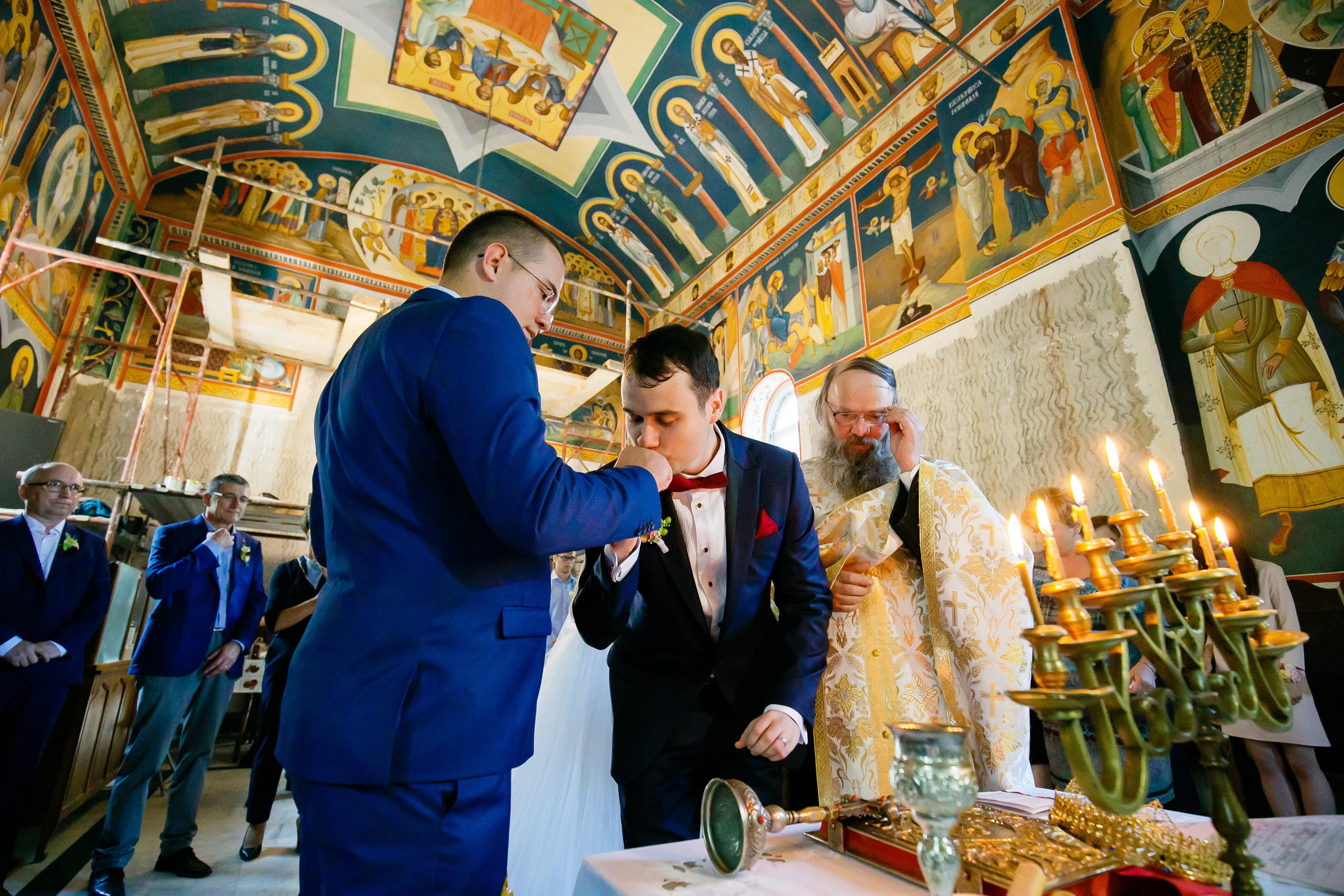 Alexandra si Vlad nunta iasi cununia religiosa mirele saruta mana nasului - fotograf profesionist nunta www.paulpadurariu.ro © 2017 Paul Padurariu