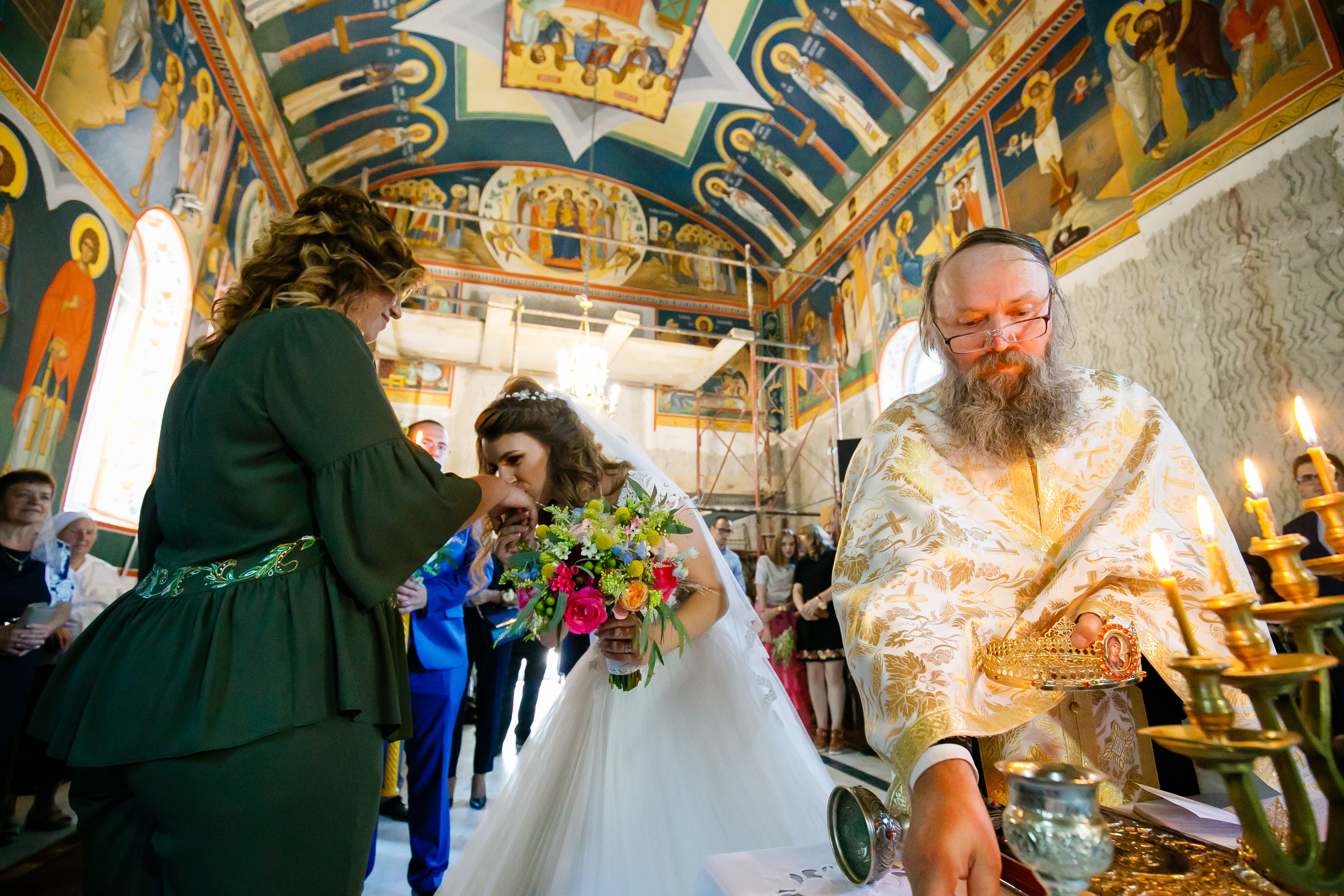 Alexandra si Vlad nunta iasi cununia religiosa mireasa saruta mana nasei - fotograf profesionist nunta 