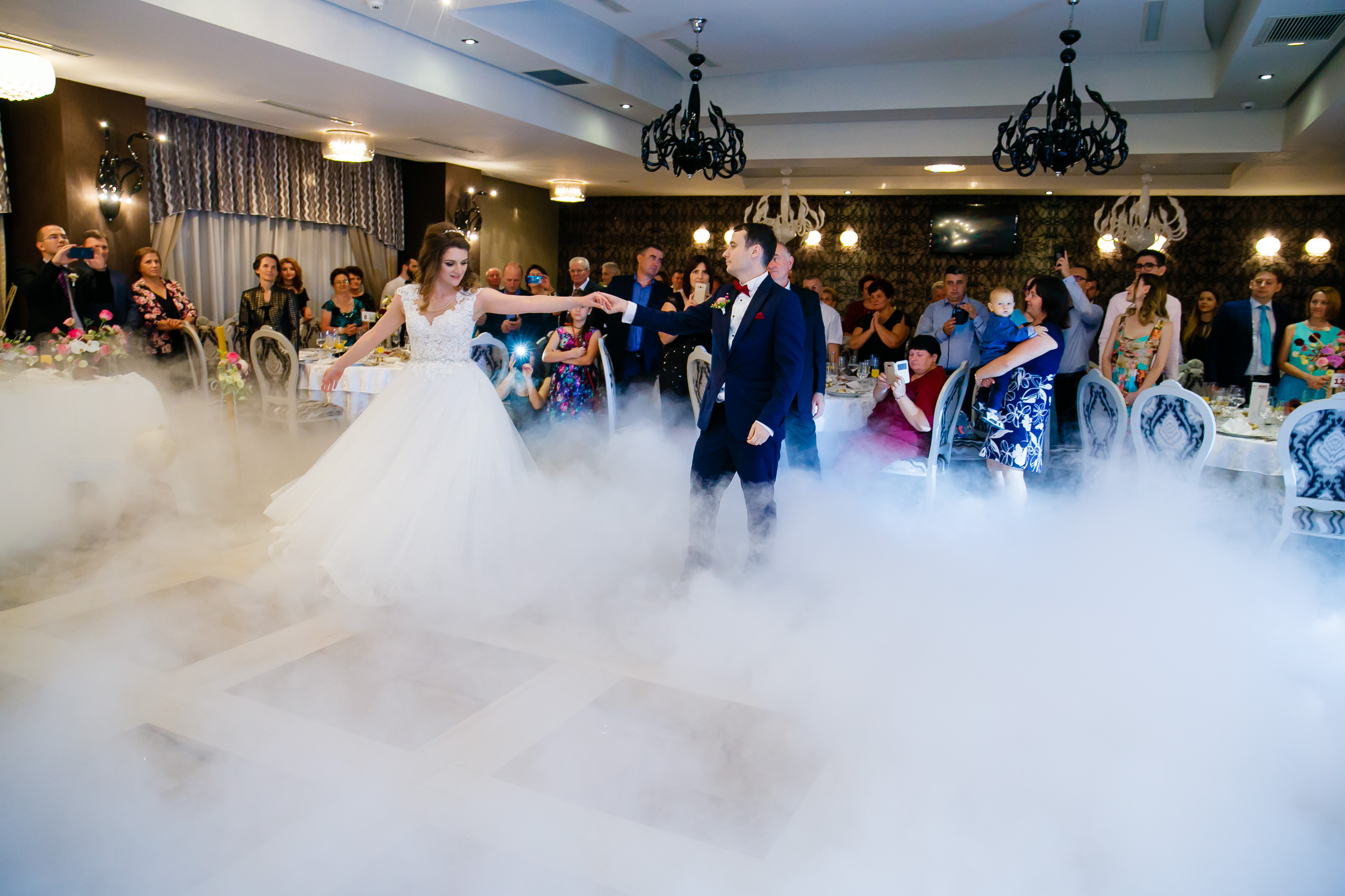 Nunta la Pleiada Iasi Alexandra si Vlad dansul mirilor fum greu www.paulpadurariu.ro © 2017 Paul Padurariu fotograf de nunta iasi