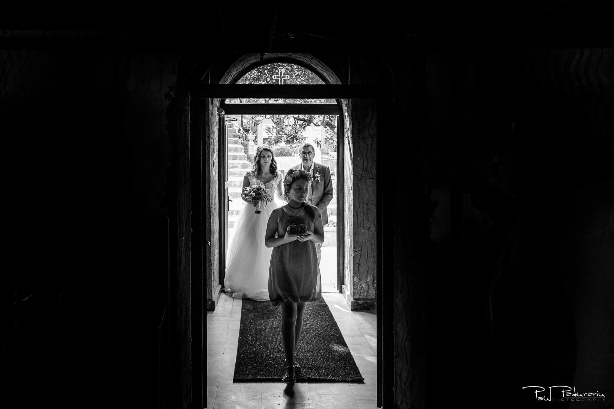 Alexandra si Vlad cununia religioasa Rediu intrare miri in biserica fotograf nunta iasi www.paulpadurariu.ro © 2017 Paul Padurariu