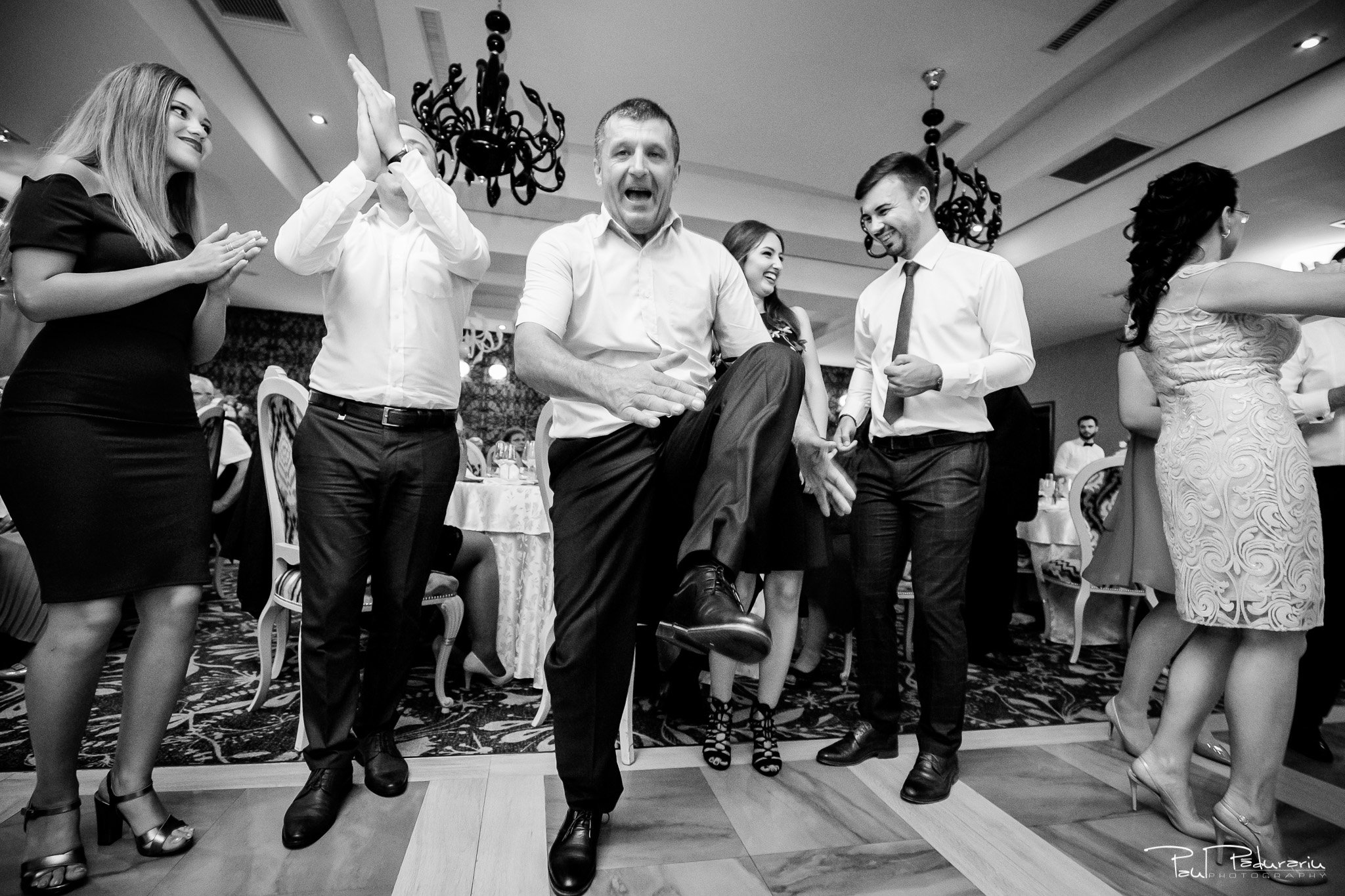 Nunta la Pleiada Iasi Alexandra si Vlad dans invitati petrecere 7 www.paulpadurariu.ro © 2017 Paul Padurariu fotograf de nunta iasi