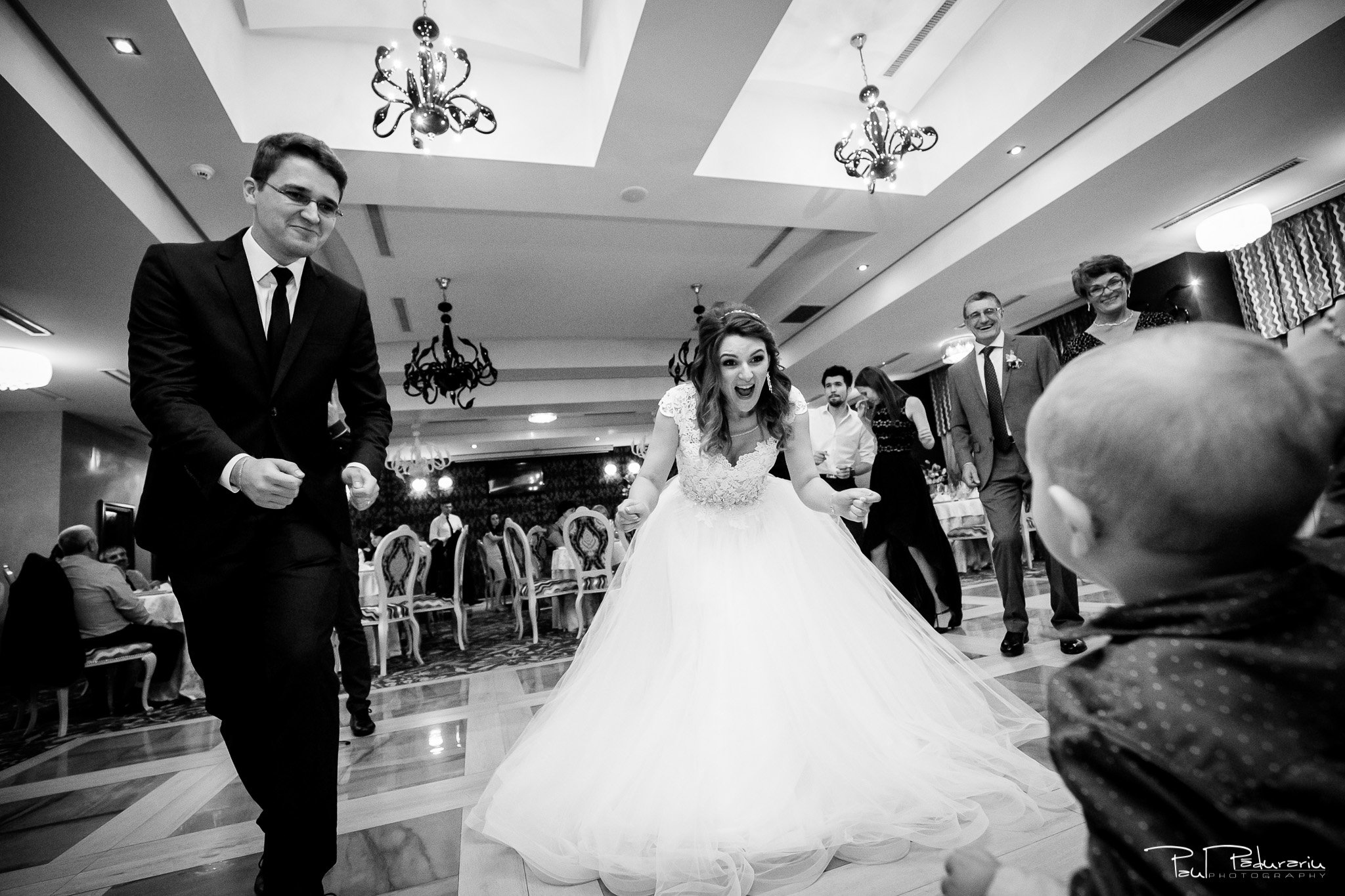 Nunta la Pleiada Iasi Alexandra si Vlad moment mireasa dansand www.paulpadurariu.ro © 2017 Paul Padurariu fotograf de nunta iasi