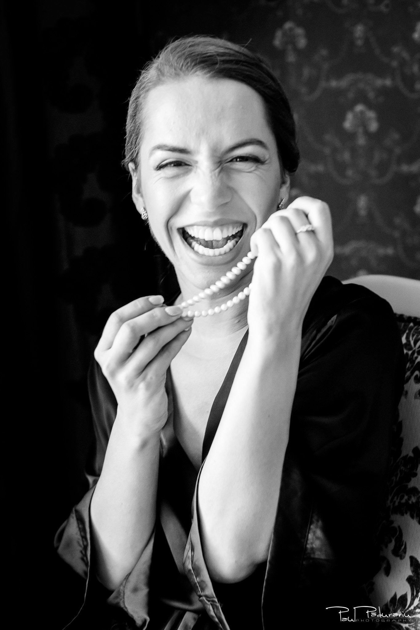 Roxana si Silviu Nunta Hotel Eden Iasi - pregatiri mireasa portret cu margele - fotograf profesionist nunta www.paulpadurariu.ro © 2017 Paul Padurariu