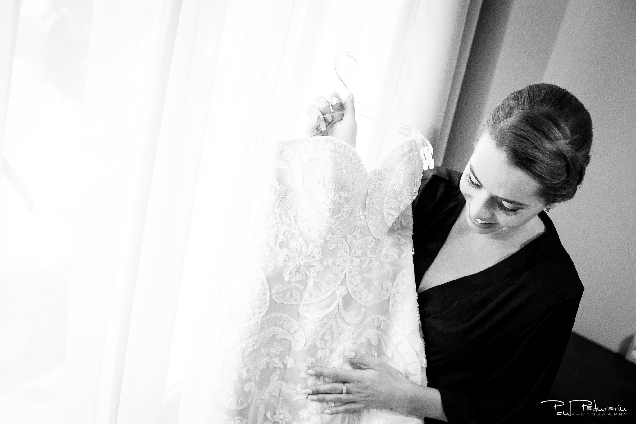  Roxana si Silviu Nunta Hotel Eden Iasi - cadru mireasa si rochie - fotograf profesionist nunta www.paulpadurariu.ro © 2017 Paul Padurariu