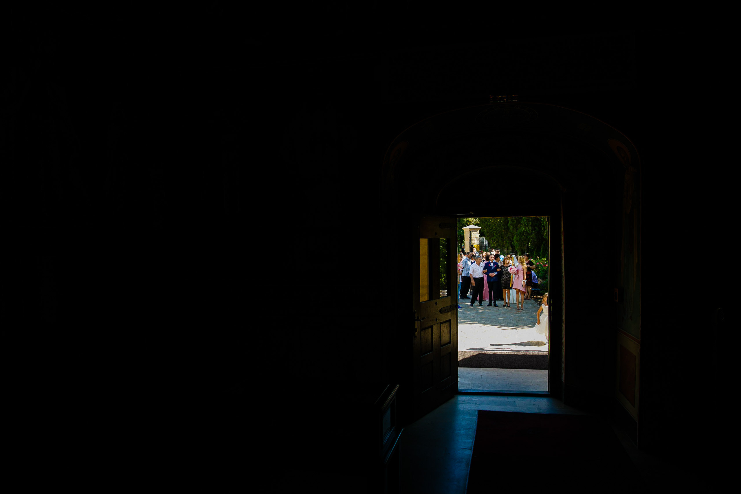 Loredana si Ciprian intrare in biserica cununie religioasa Sf. Sava fotograf profesionist nunta Iasi www.paulpadurariu.ro © 2017 Paul Padurariu