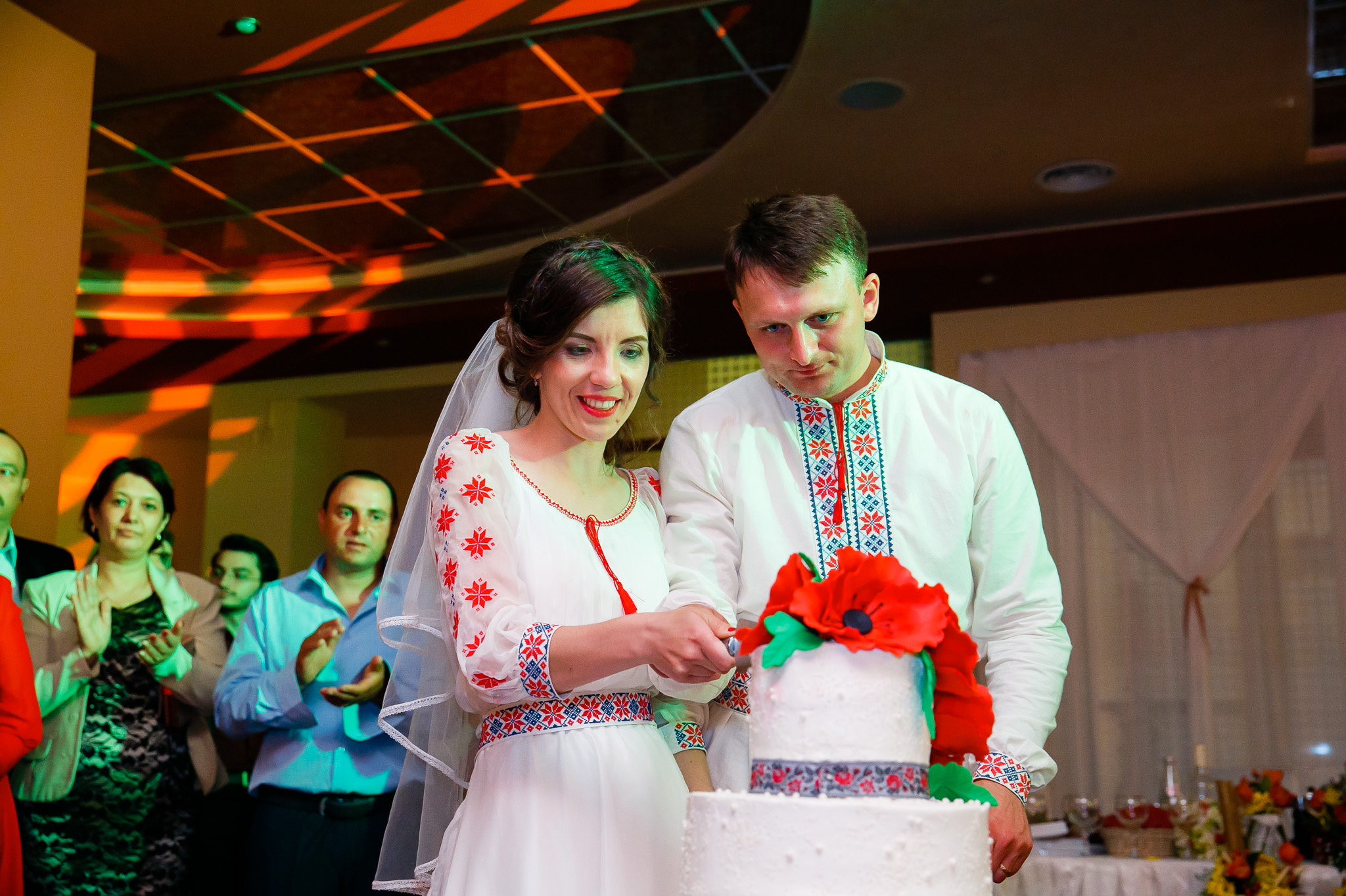 Nuntă tradițională Elisabeta și Alexandru fotograf profesionist nunta Iasi www.paulpadurariu.ro © 2018 Paul Padurariu fotograf de nunta Iasi tortul mirilor 3