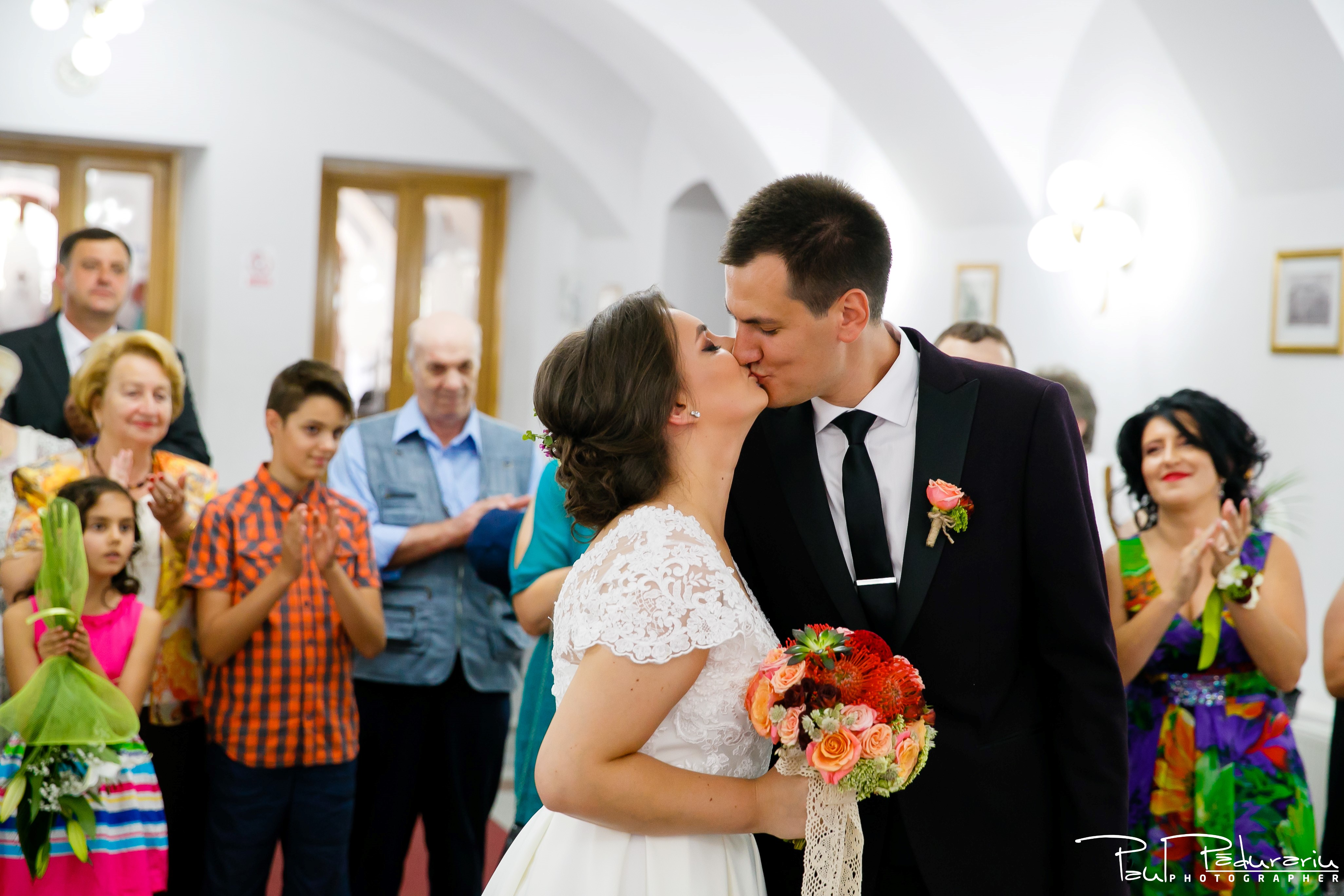 Cristina si Razvan nunta rustica la Bellaria Iasi cununia civila sarut miri fotograf profesionist nunta www.paulpadurariu.ro © 2017 Paul Padurariu