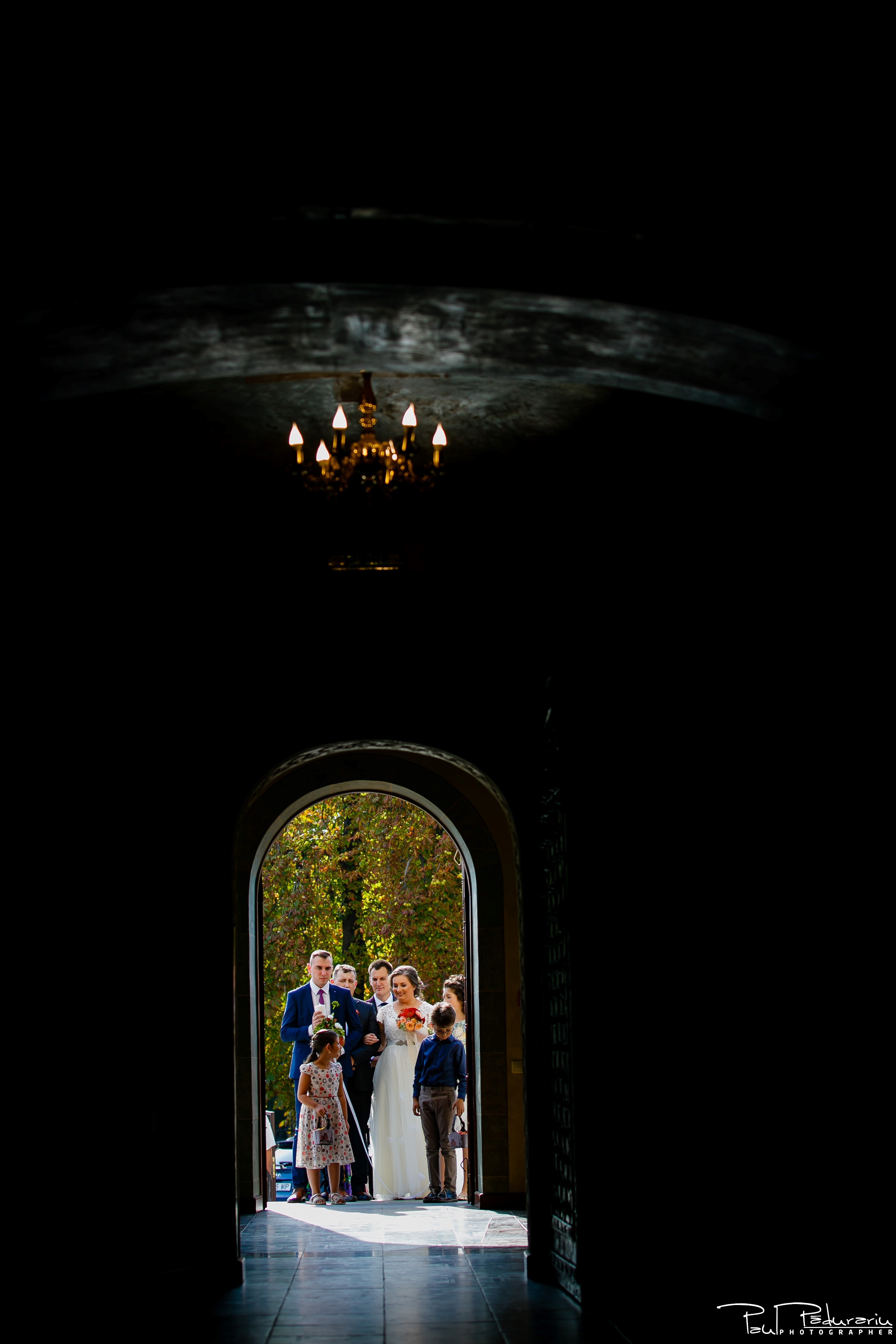 Cristina si Razvan nunta rustica la Bellaria Iasi cununia religioasa intrarea in biserica fotograf profesionist nunta www.paulpadurariu.ro © 2017 Paul Padurariu