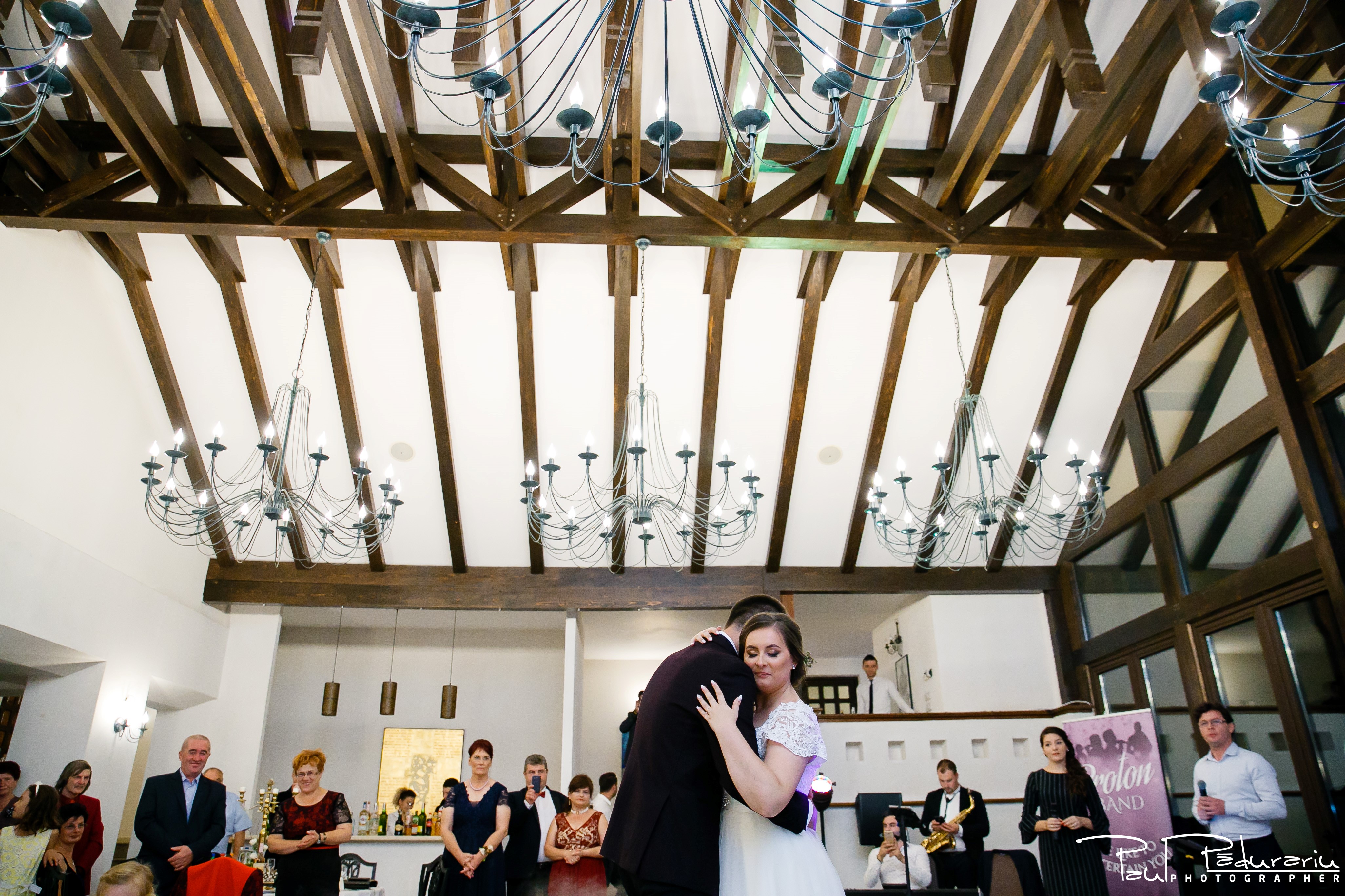 Cristina si Razvan nunta rustica la Bellaria Iasi imbratisare dansul mirilor foto fotograf profesionist nunta www.paulpadurariu.ro © 2017 Paul Padurariu