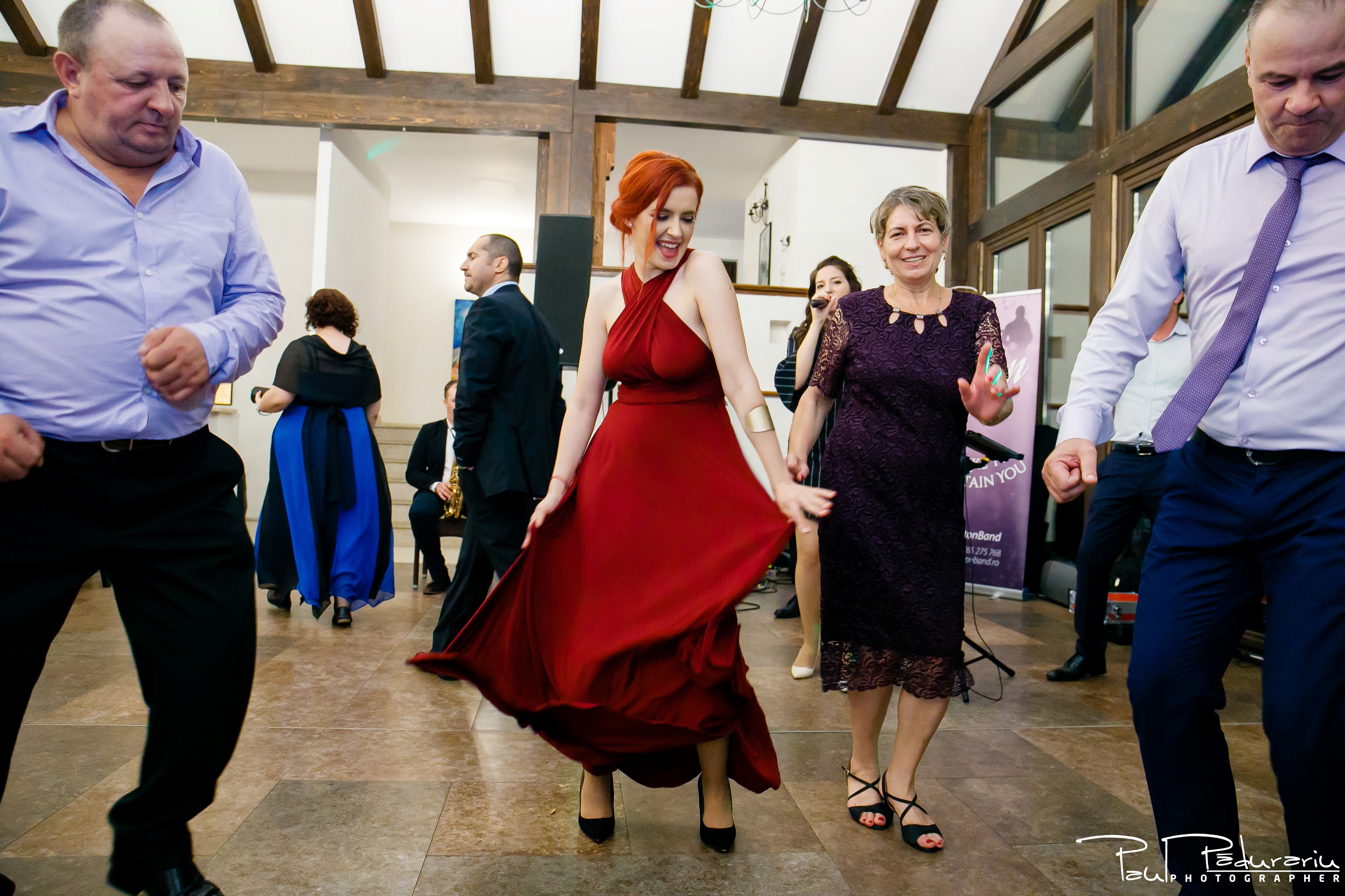 Cristina si Razvan nunta rustica la Bellaria Loja Domneasca dans invitati 2 fotograf profesionist nunta Iasi www.paulpadurariu.ro © 2017 Paul Padurariu