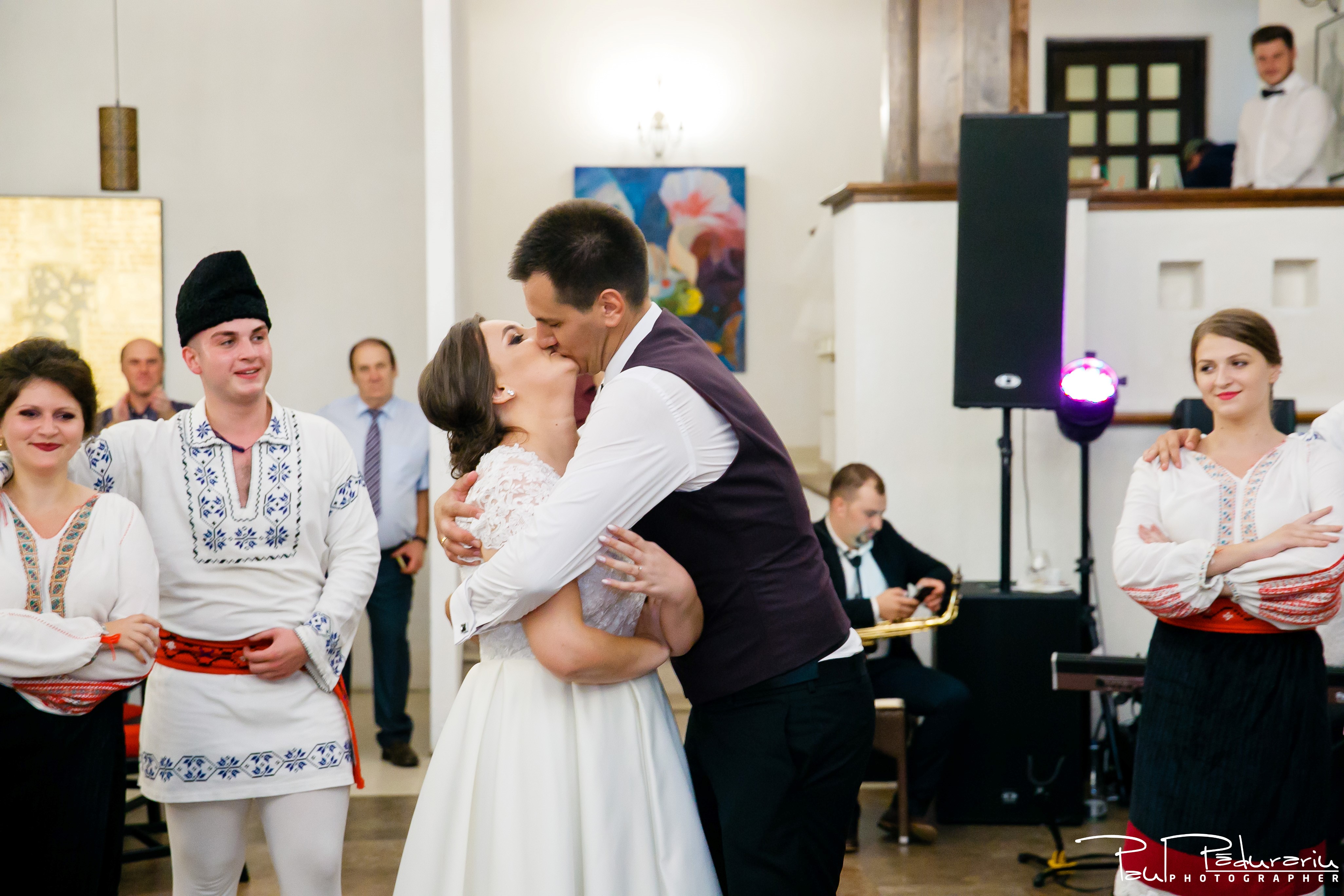 Cristina si Razvan nunta rustica la Bellaria Loja Domneasca petrecere dupa dansul cu ansamblul fotograf profesionist nunta Iasi www.paulpadurariu.ro © 2017 Paul Padurariu