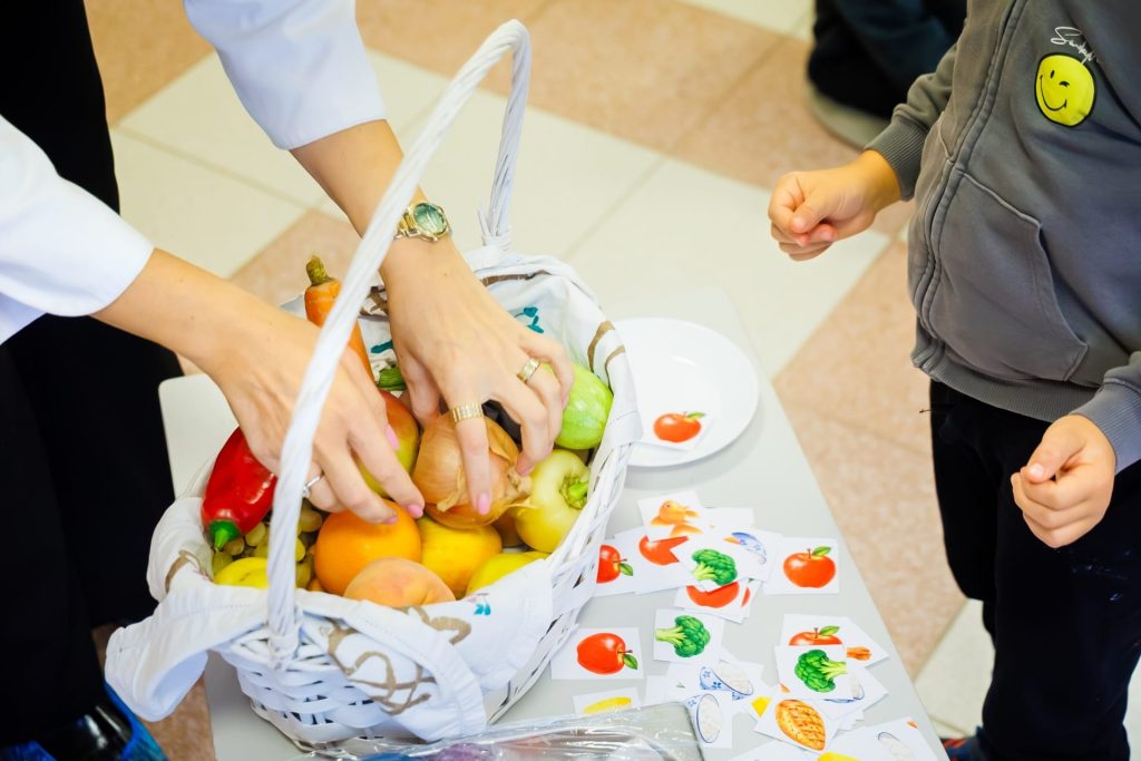Coșul cu fructe și legume de sezon, lângă stickerele cu alimente