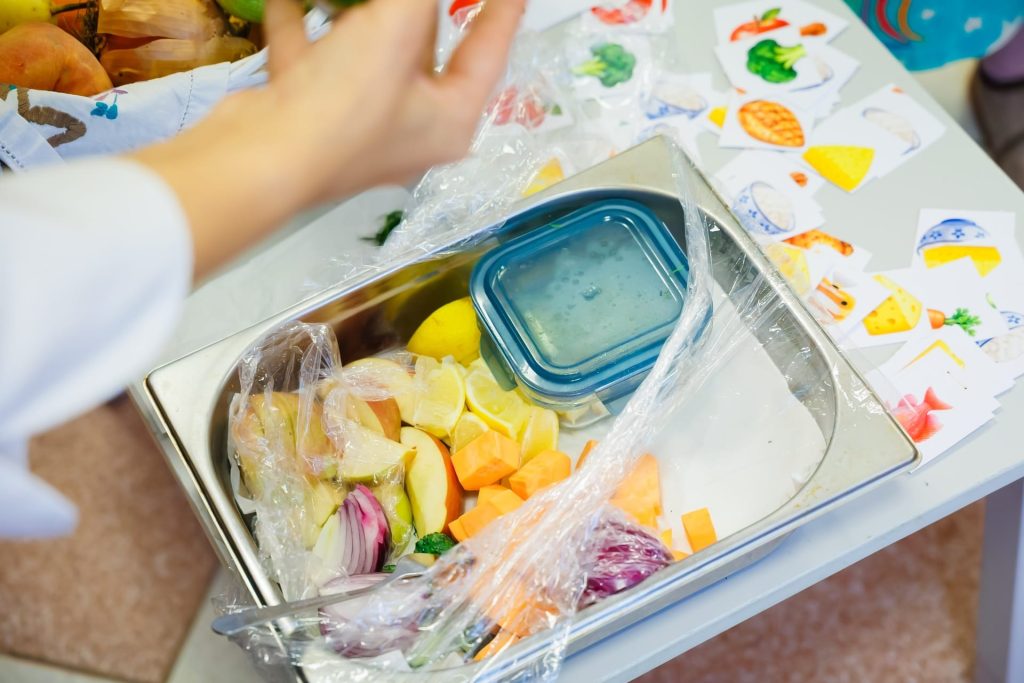 Fructe și legume tăiate bucăți, pregătite pentru degustare